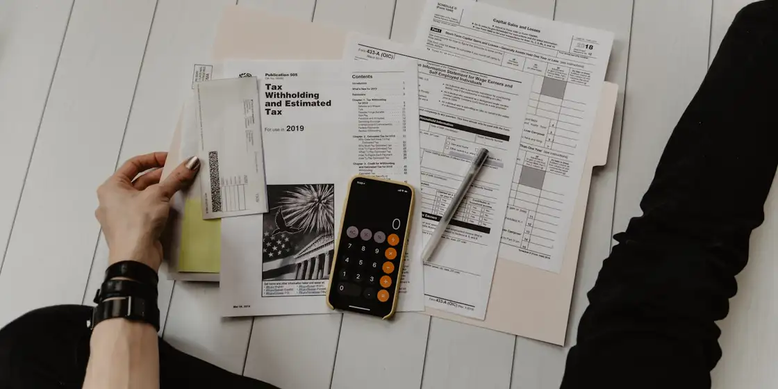 Documentos de presupuesto y una calculadora sobre una mesa de trabajo